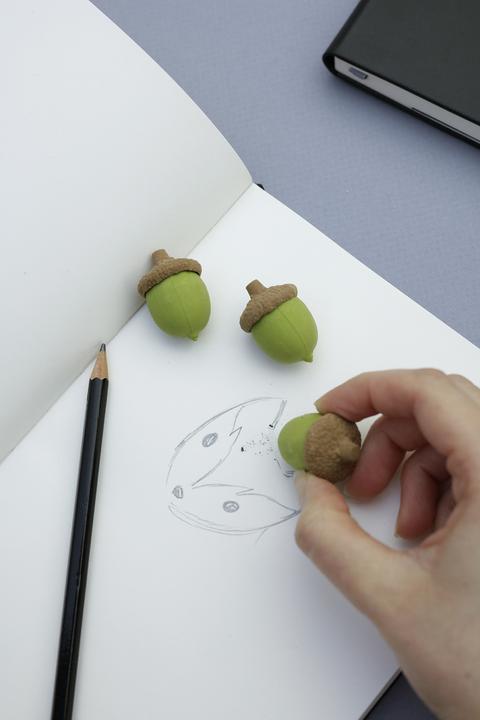 Produktbild Kikkerland Acorn Erasers