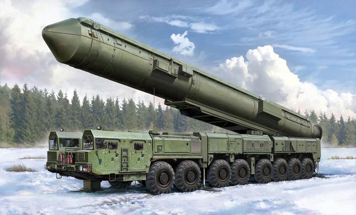 Actual product image Hobby Boss 15U175 TEL of RS-12M1 Topol-M ICBM complex