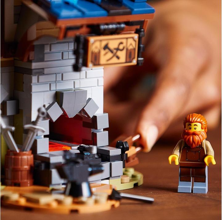 Image du produit LEGO Le forgeron médiéval (21325, LEGO Ideas, LEGO difficiles à trouver)