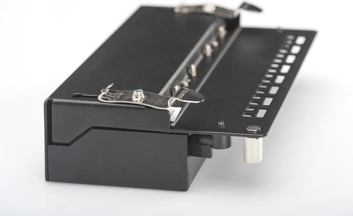 Immagine prodotto Digitus ASSMANN set di montaggio su guida DIN per patch panel da tavolo 2x viti M5 2x guide DIN