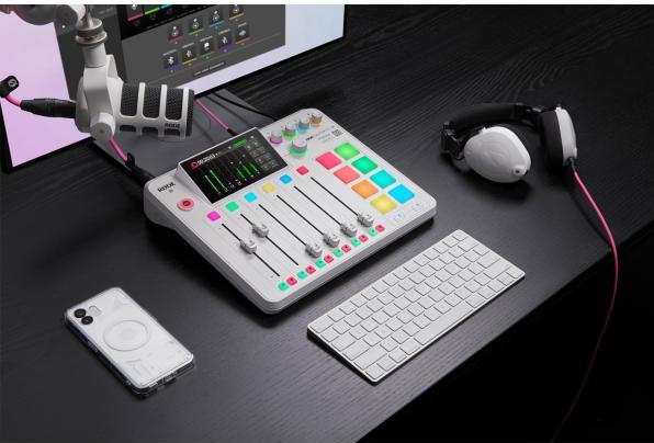 Produktbild RØDE Rodecaster Pro II Weiss mit Podmic Weiss und Kabel