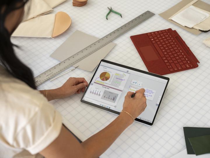 Actual product image Microsoft Surface Pro X (4G, 13", 256 GB, Mat Black)