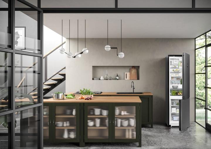 Produktbild Liebherr Kühl-Gefrierkombination freistehend Plus CNbdd 5733 Front BlackSteel und schwarz (371 l)