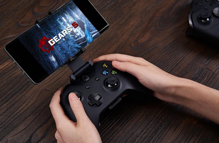 Actual product image 8bitdo Mobile Gaming-Clip (Xbox Series X)