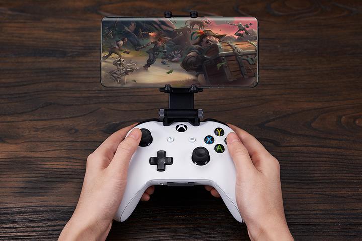 Actual product image 8bitdo Mobile Gaming-Clip (Xbox Series X)