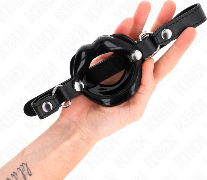 Produktbild Pipedream KINK - LIP 8 CM KNEBEL MIT SCHWARZEM KUNSTLEDERBAND 63 x 2 CM VERSTELLBAR 39-58 CM