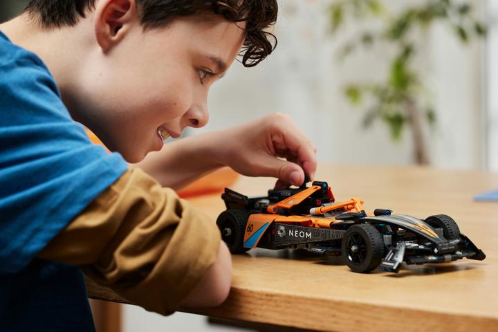 Produktbild LEGO NEOM McLaren Formula E Race Car (42169, LEGO Technic)