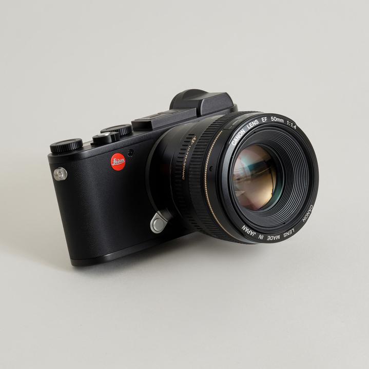 Produktbild Urth Lens Mount Adapter: Compatible with Canon (EF / EF S) Lens to Leica L Camera Body