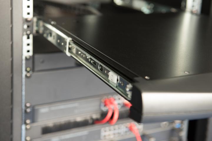 Produktbild Digitus Modulare HD LCD TFT Konsole, TR Tastatur mit 1 Port KVM, TR-Tastatur, RAL 9005 schwarz