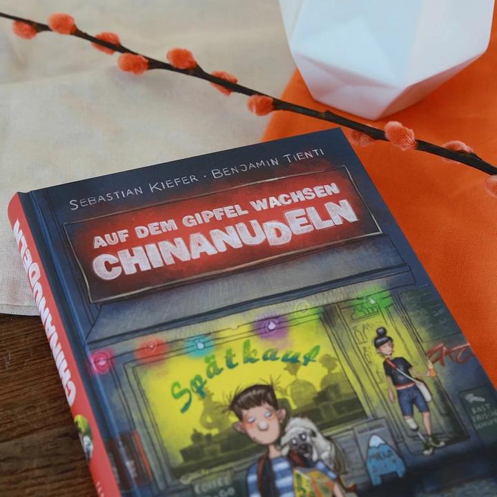 Actual product image Auf dem Gipfel wachsen Chinanudeln 1 (German, Benjamin Tienti, Sebastian Kiefer, Stephan Kiefer, 2022)