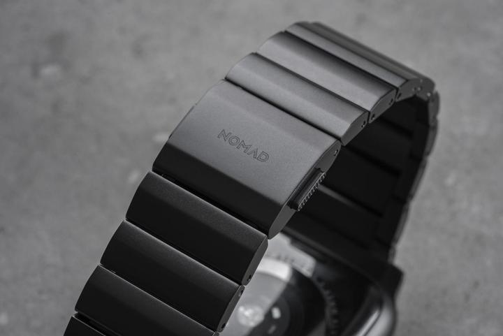 Produktbild Nomad Armband Aluminium Apple Watch Gray (21.5 mm, Aluminium, Edelstahl 316, grade N52 magnet)