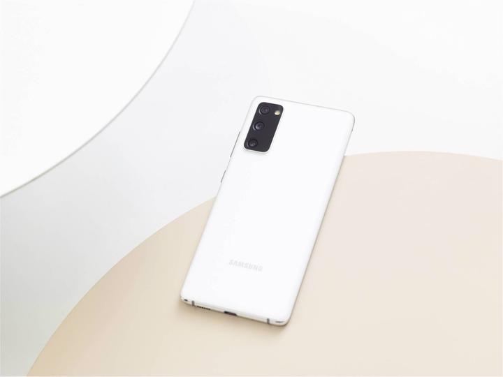 Actual product image Samsung Galaxy S20 FE 5G EU (128 GB, Cloud white, 6.50", Dual SIM, 12 Mpx, 5G)