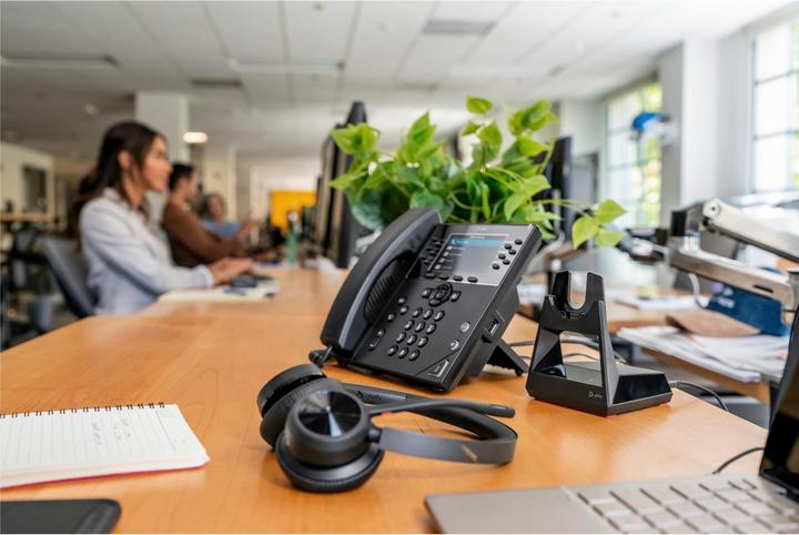 Actual product image Poly Voyager 4320 UC + Ladestation (Wireless, USB-A)