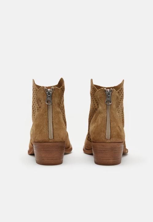 Actual product image Felmini The ankle boot made from soft leather stands out with its beautiful stamped pattern. This (42)