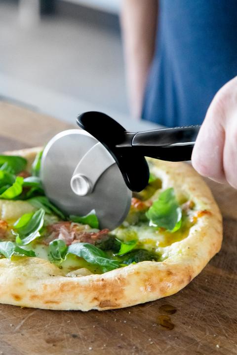 Produktbild KitchenAid Pizza Wheel, Stainless Steel Pizza Cutter and Slicer – Onyx Black
