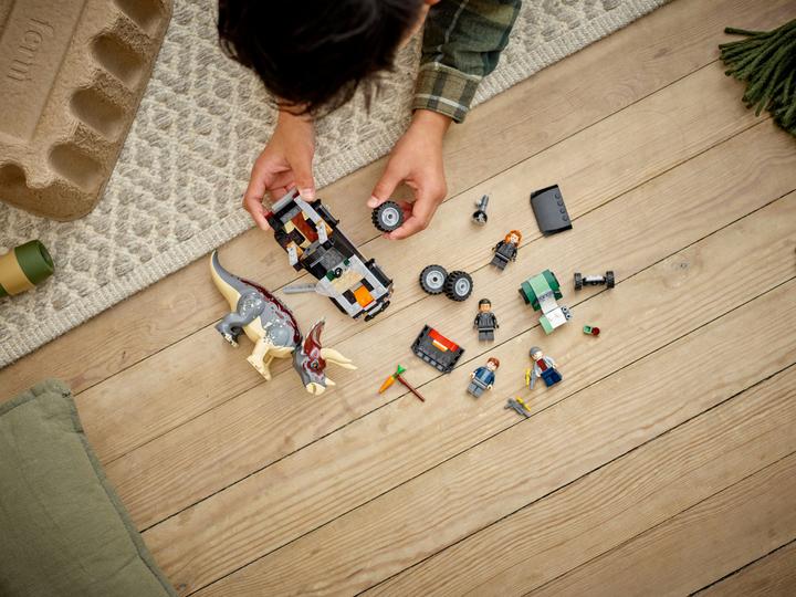 Immagine prodotto LEGO Attacco di un triceratopo a un camioncino (76950, LEGO Jurassic World)