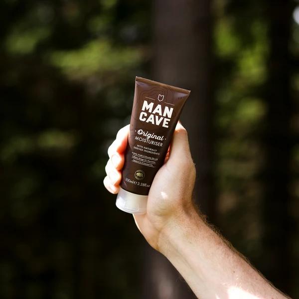 Immagine prodotto ManCave Idratante naturale alla caffeina con assorbitori UV 100ml per uomo - Vegan Friendly (100 ml, Crema da giorno)
