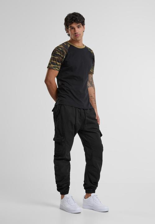 Actual product image Urban Classics Raglan Contrast Tee (S)