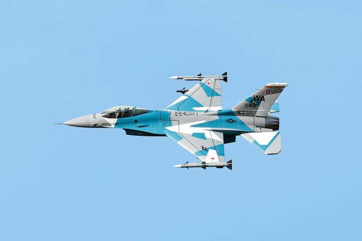 Actual product image Freewing F-16 90 PNP 8S E-Impeller Jet (Jet)