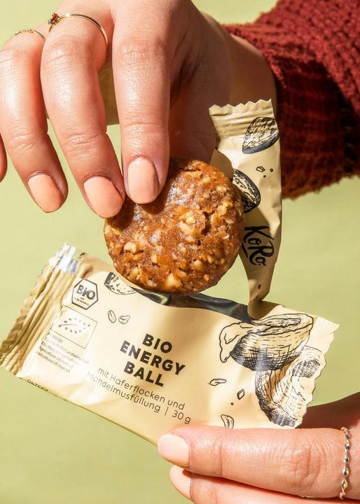 Produktbild KoRo Bio Snackkugel auf Dattelbasis mit Haferflocken, Salz und Mandelmusfüllung (14 Stk., 420 g)