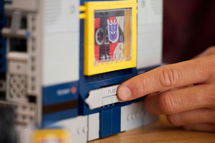 Actual product image LEGO 10358 Confidential (10358, LEGO Icons)