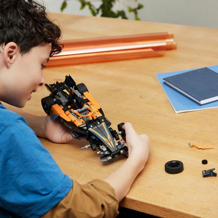 Produktbild LEGO NEOM McLaren Formula E Race Car (42169, LEGO Technic)