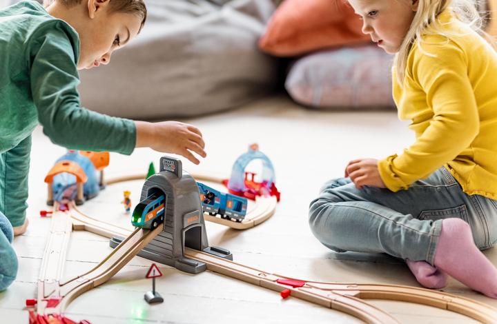 Produktbild Brio Smart Tech Tunnel Reisezug Set