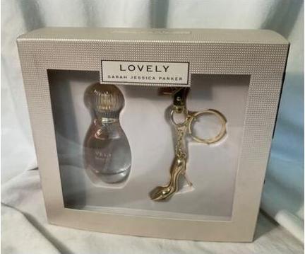 Actual product image Sarah Jessica Parker Lovely Eau De Parfum 30ml & Shoe Keyring Gift Set (Eau de parfum)
