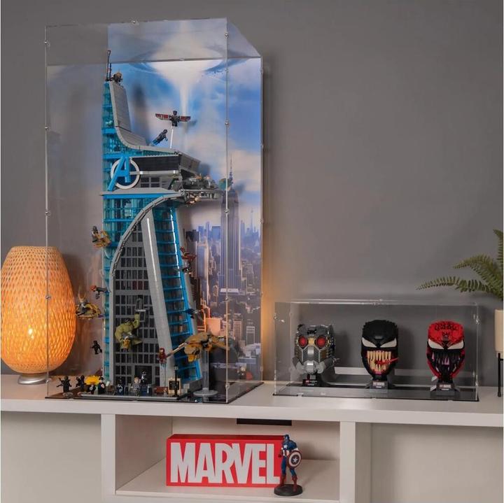 Produktbild iDisplayit Acryl-Display für LEGO® 76269 Avengers Tower (Mit Hintergrundmotiv und schwarzem Boden)