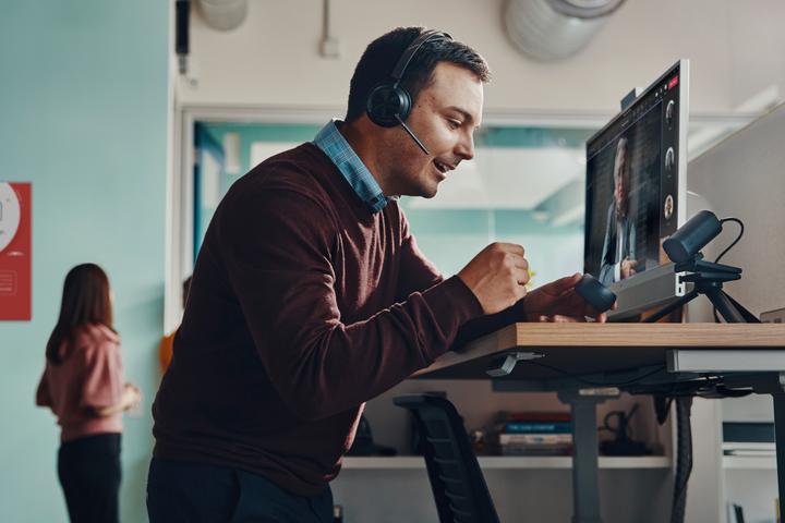 Actual product image Poly Voyager Focus 2 UC (Wireless, USB-A)