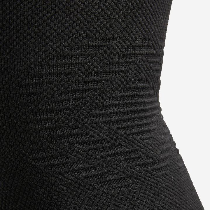 Produktbild Decathlon Right or left knee support with side reinforcements (1)
