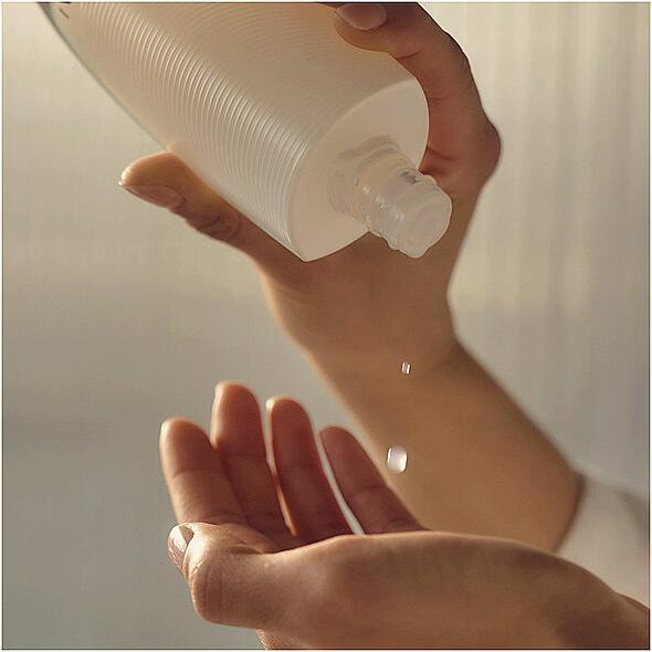 Actual product image Sensai Kanebo Silk Absolue Silk Micro Ess in Lotion (125 ml)