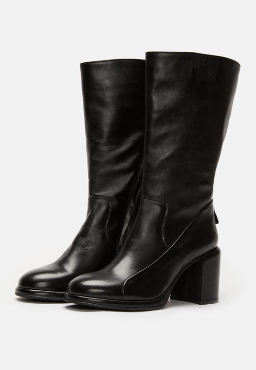 Felmini SIMONA D571, der Stiefel mit Absatz von, ist aus schwarzem Glattleder gefertigt und verleiht