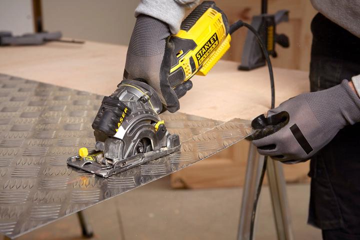 Actual product image Stanley Mini-compact hand-held circular saw 650