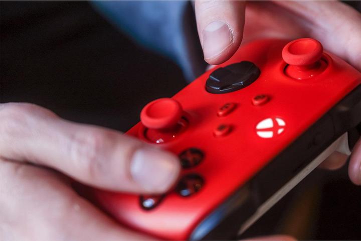 Produktbild Microsoft Xbox Wireless Controller - Pulse Red (Xbox Series S, Xbox One S, PC, Xbox One X, Xbox Series X)