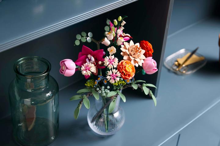Actual product image LEGO Schöner Rosafarbener Blumenstrauss (10342, LEGO Botanical, LEGO Icons)