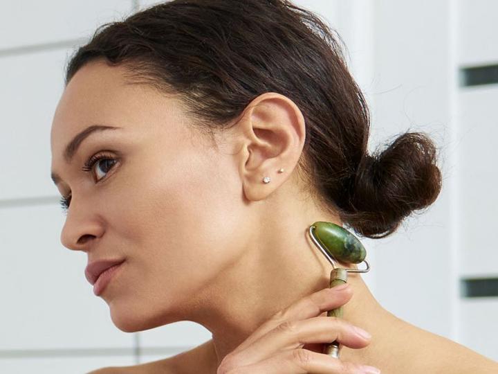 Immagine prodotto Beper C301ABE101 - Rullo per massaggi di giada e pietra per massaggi Gua Sha