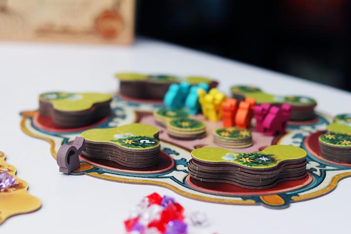 Actual product image Iello Connoisseur game Ishtar (German)