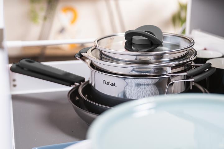 Actual product image Tefal OptiSpace - Pan set - 4-piece (kookpan 18 & 20 cm, koekenpan 24 & 28 cm) (24 cm, Pan set + pot set, Stainless steel)