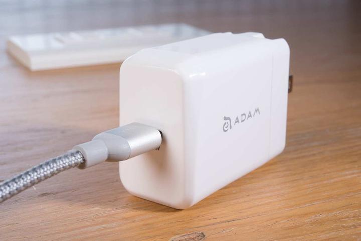 Produktbild Adam Elements OMNIA F1 | Weiss | Lightning Schnelllade-Kit (18 W)