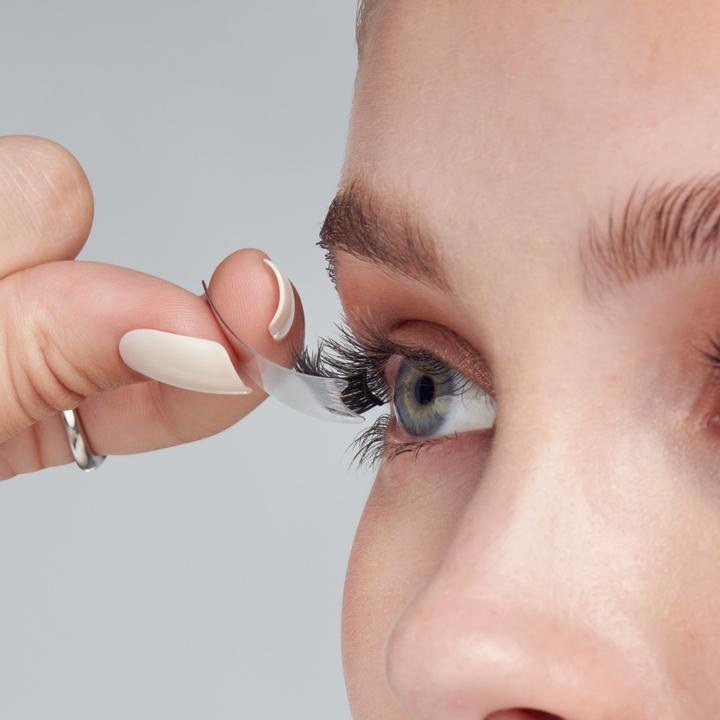 Actual product image KISS Impress Easy Tab False Eyelashes (Artificial eyelashes)