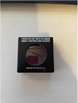 Immagine prodotto MAC Cosmetics Ombretto opaco morbido Powder Kiss (P Per Potente)