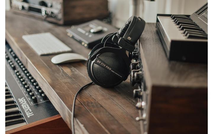 Actual product image Beyerdynamic DT 770 Pro Black Limited Edition (No noise cancelling, Cable)