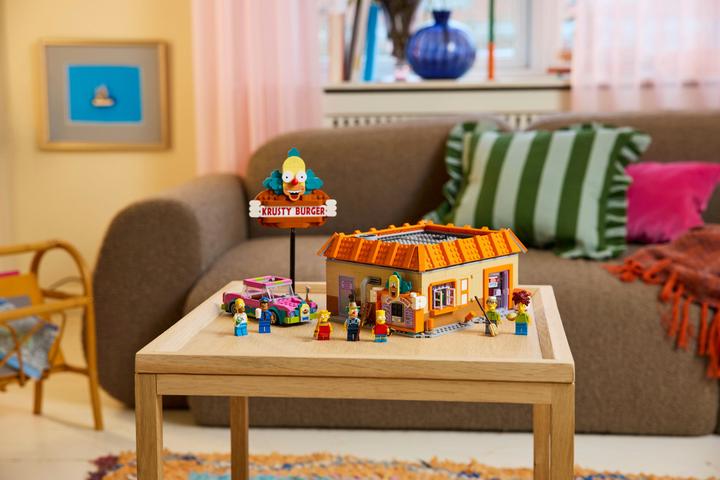 Actual product image LEGO 10352 The Simpsons: Krusty Burger (10352, LEGO Icons)