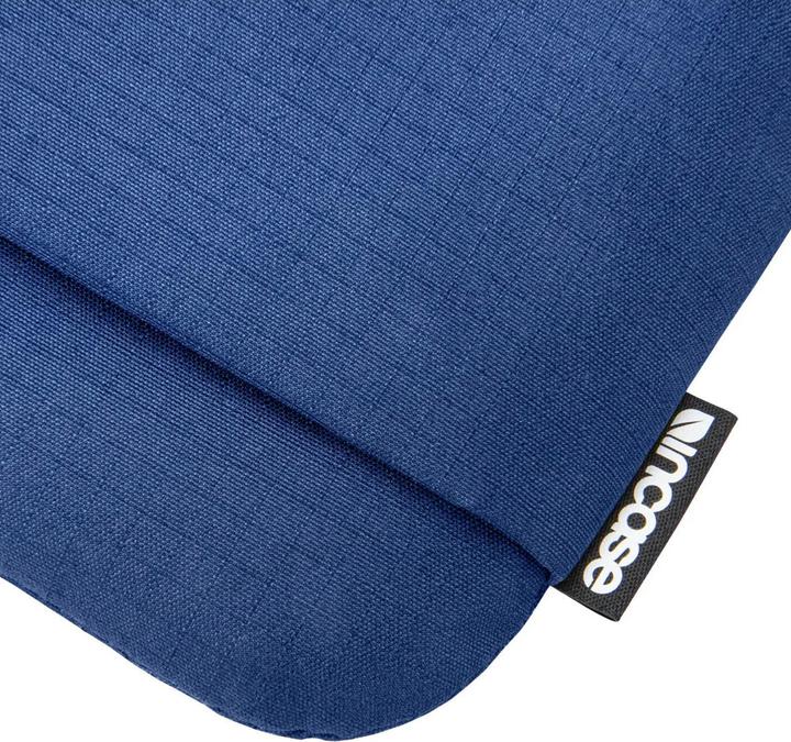 Actual product image Incase Go (16", Apple)