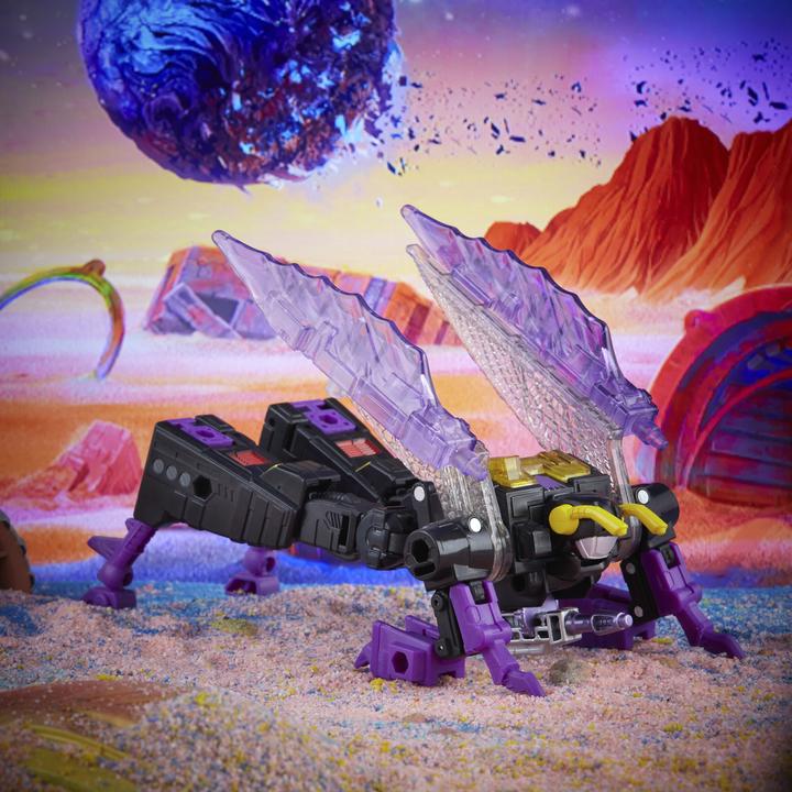 Actual product image Transformers Generations Legacy 14 cm tall deluxe Kickback action figure, for children 8 years and older.