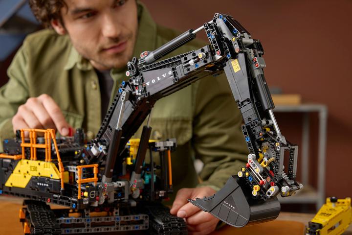 Actual product image LEGO Volvo EC500 Hybrid excavator (42215, LEGO Technic)