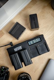 Produktbild Newell DF-4CH 4-fach Ladegerät für NP-F Sony Akkus (Kamera Akku Ladegerät)