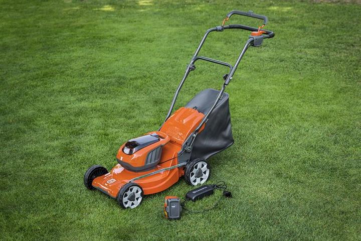 Actual product image Husqvarna LC 137i (Rechargeable battery operated)