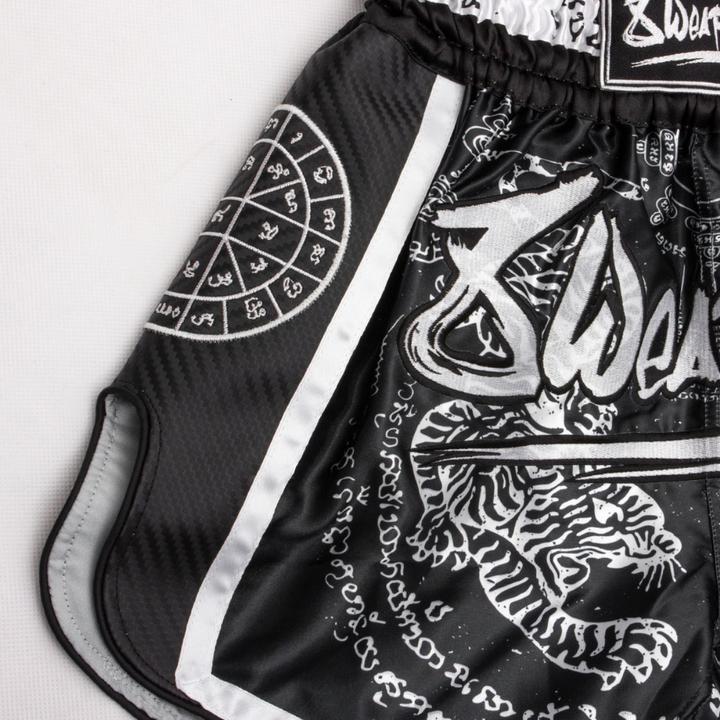 Immagine prodotto 8Weapons 8 Armi Pantaloncini Muay Thai Carbon - Sak Yant Tigers (S)